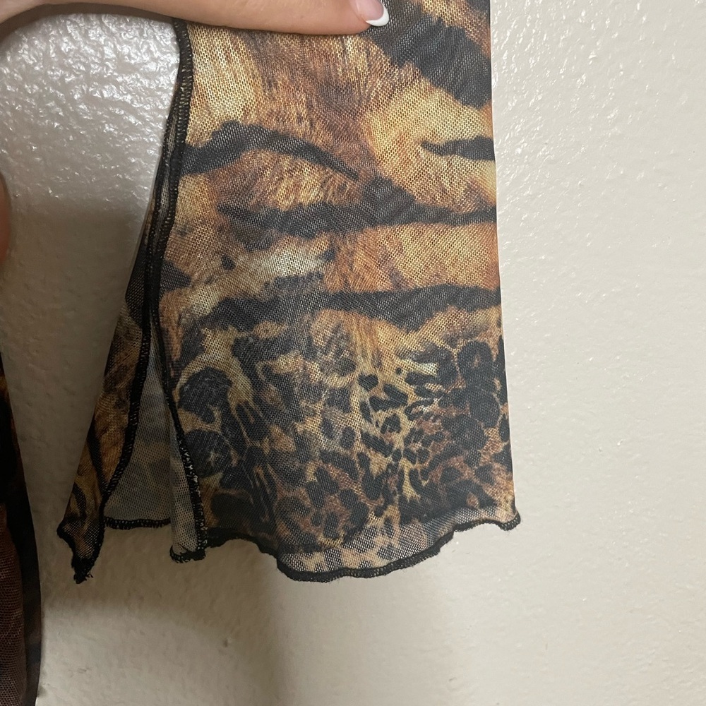 Animal Print Mesh Knitted
All Over Print Stand Collar long bell sleeves Sz Sm - Picture 6 of 14